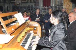 L'organista accompagna i canti