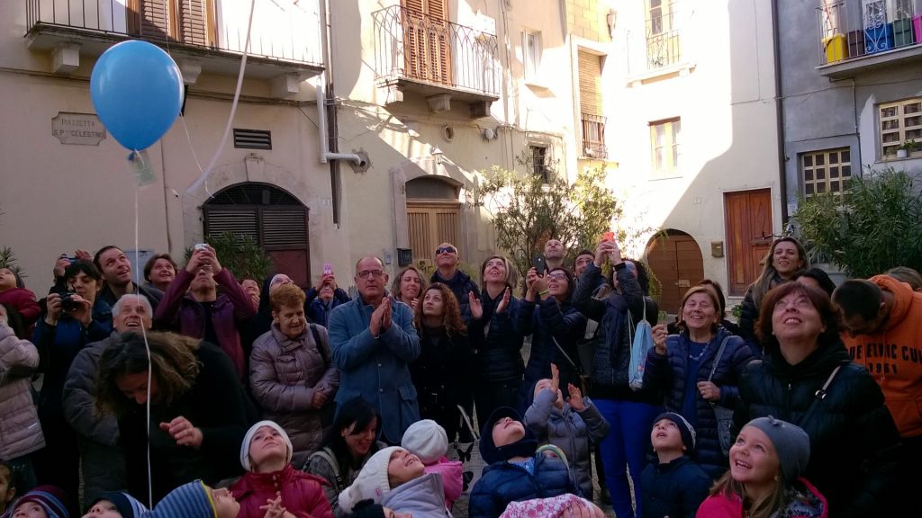 Tutti gli sguardi a seguire i palloncini che si innalzano nel cielo