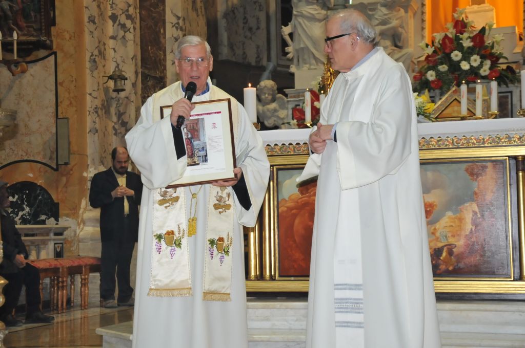 Padre Bonaventura mostra il ricordo della serata: la riproduzione del quadro della Madonna della Libera