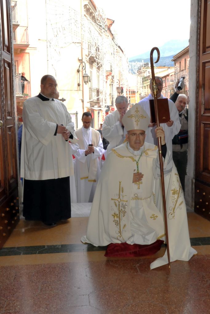 Il Vescovo Mons. Spina all'apertura della porta della Misericordia