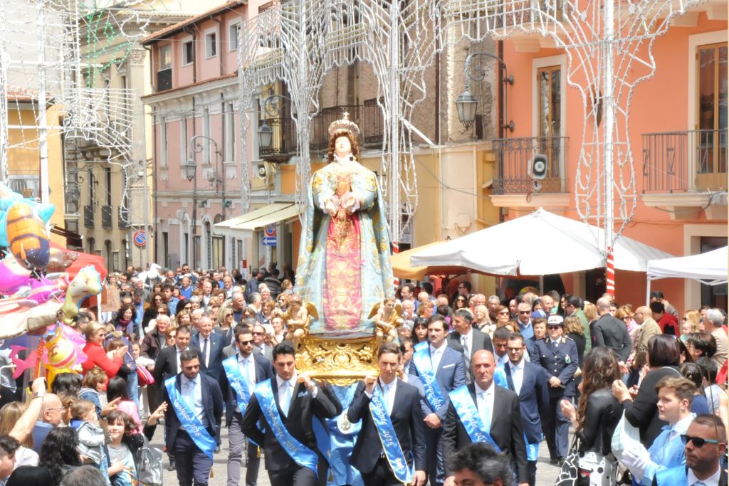 La numerosa folla al termine della processione