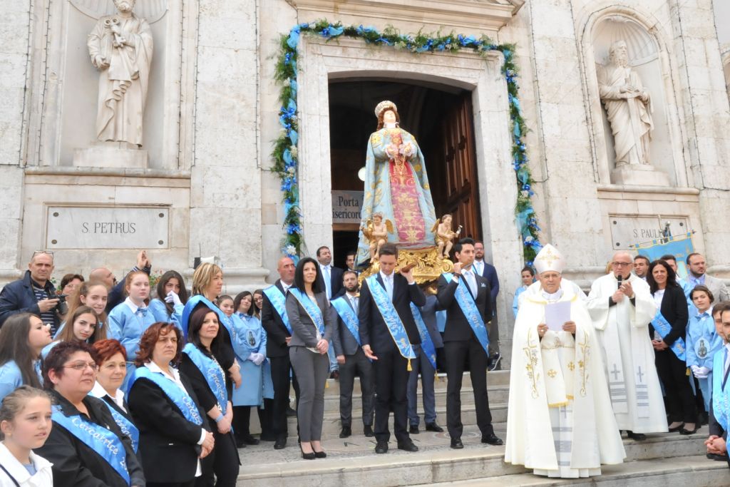 La preghiera finale sulla scalinata del Santuario