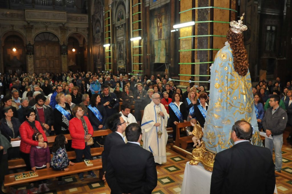 L'omaggio alla statua della Vergine al termine della Messa