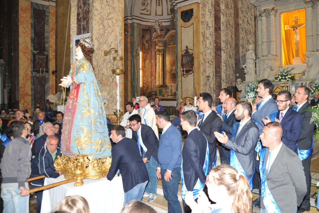 La statua della Madonna al termine della piccola processione all'interno del Santuario