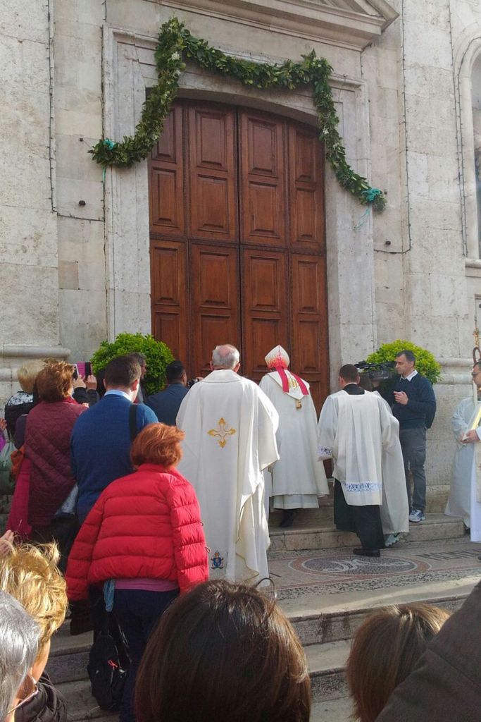 Il Vescovo sta per aprire la porta della Misericordia