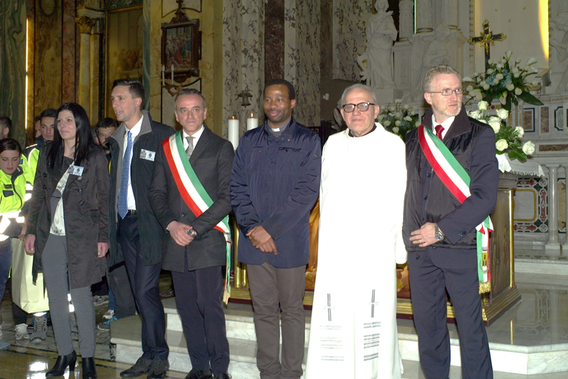 Da sinistra: la Mastra e il Presidente del Comitato 2016, il Sindaco di Pratola, il nuovo parroco di Gioia dei Marsi, il parroco di Pratola, e il sindaco di Gioia dei Marsi.