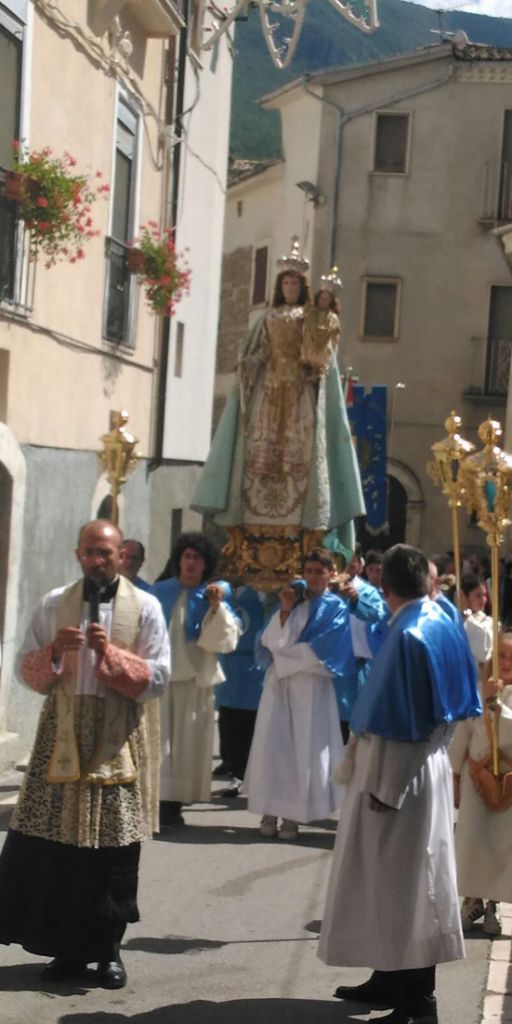 Don Oliviero guida la processione in Anversa