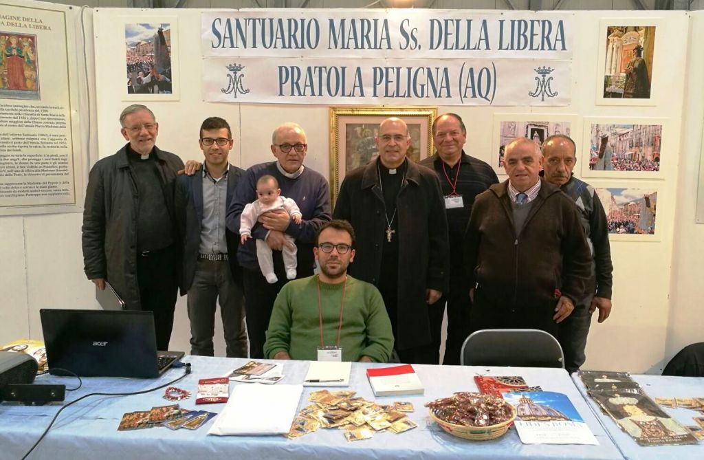 Mons. Angelo Spina, il nostro Vescovo, in visita allo stand del Santuario