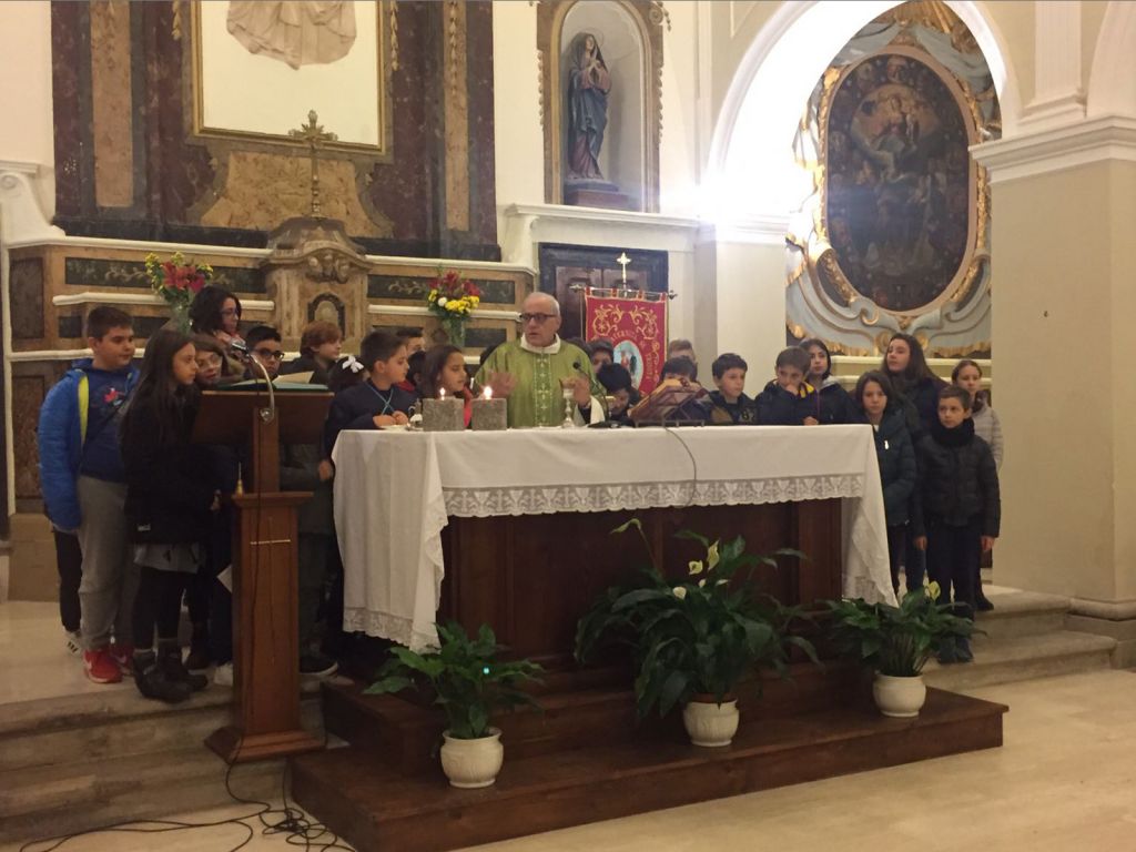 Parte dei ragazzi che si preparano alla Cresima dopo la celebrazione eucaristica a San Pietro Celestino