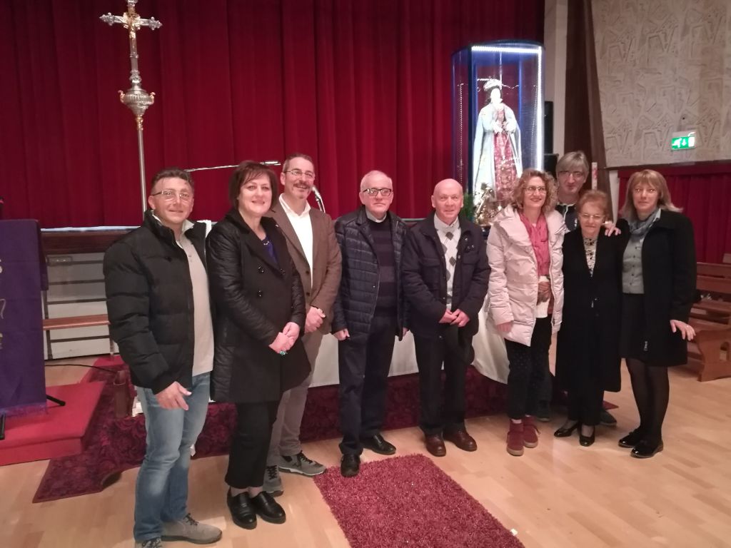 Nella foto, alcuni dei fratelli e sorelle che hanno ricevuto l'incarico a ministro straordinario della Eucarestia