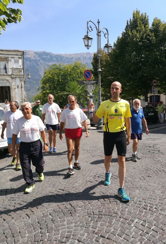 I tedofori attraversano Piazza Garibaldi, per proseguire il cammino che li porterà fino a L'Aquila