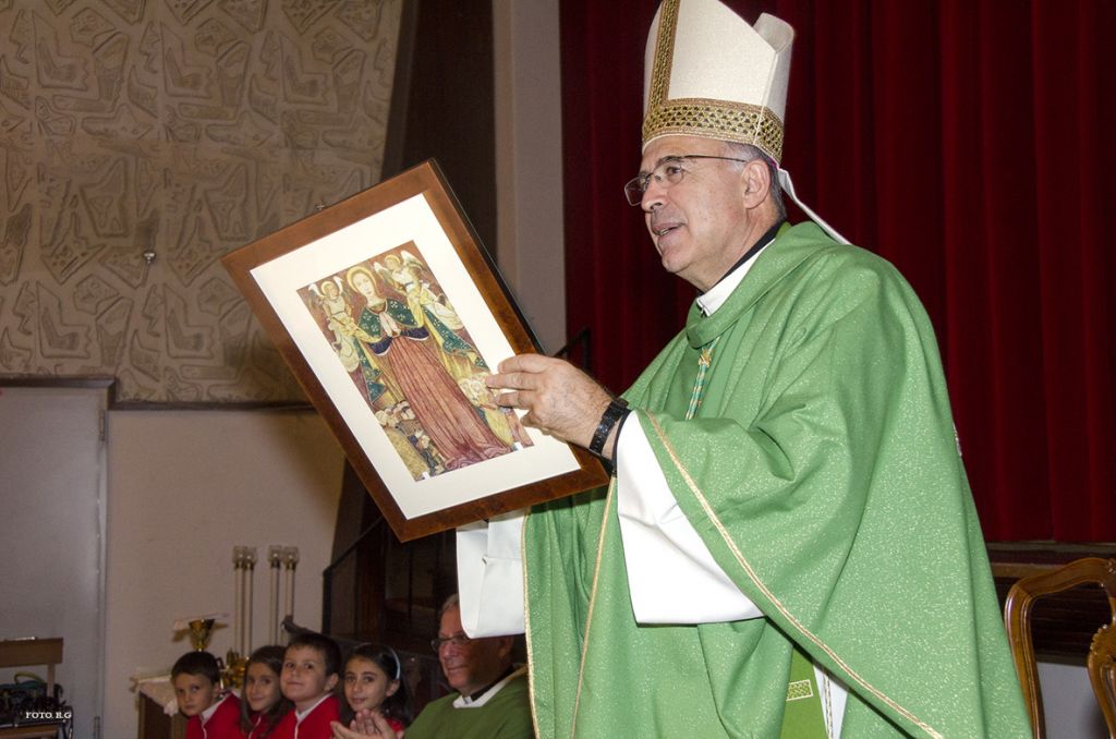 Il Vescovo mostra l'immagine della Madonna che gli è stata appena donata