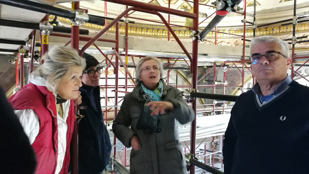 Riunione ad "alta quota": la Dottoressa Colangelo, affiancata dalle restauratrici e dall'Ing. Petrella.