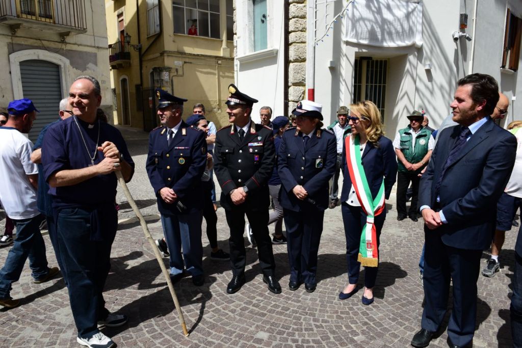 Il saluto con le autorità civili e militari di Pratola
