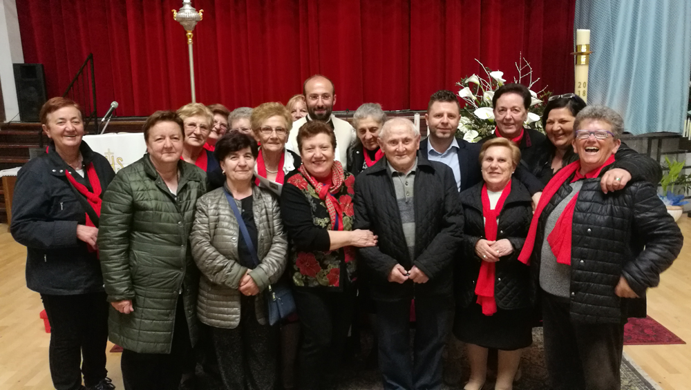 Il parroco, Il coro e altri fedeli di Anversa al termine della celebrazione.