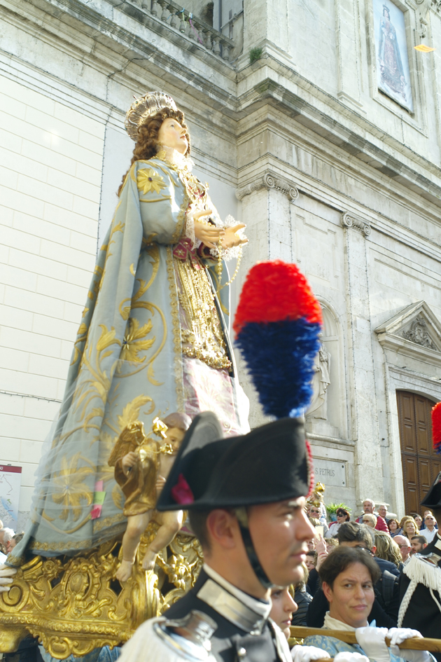 La tatua passa davanti al santuario chiuso