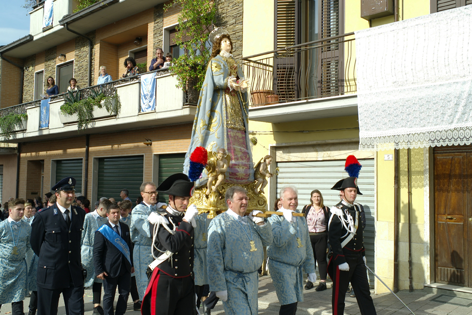 La statua in Via Montello