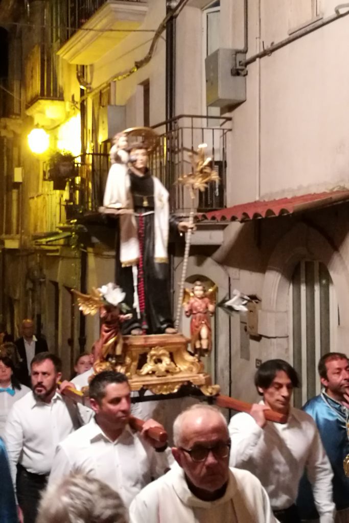 La processione si snoda per le vie del paese