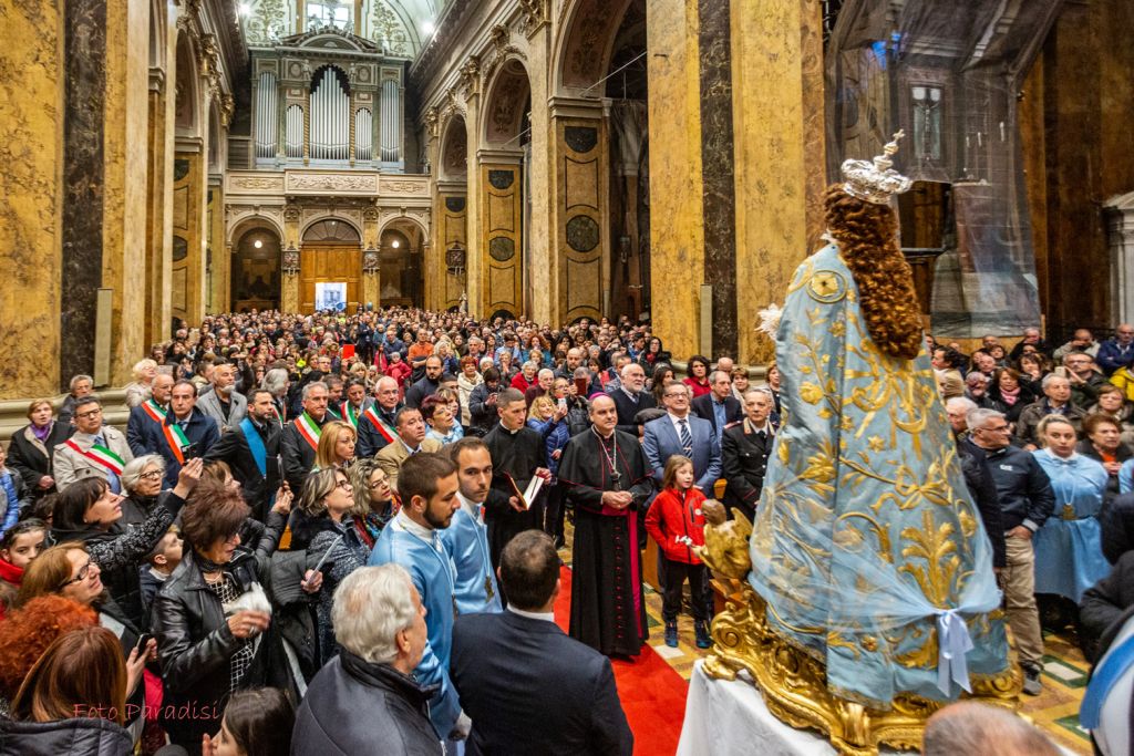 Folla di fedeli attorno alla sacra immagine