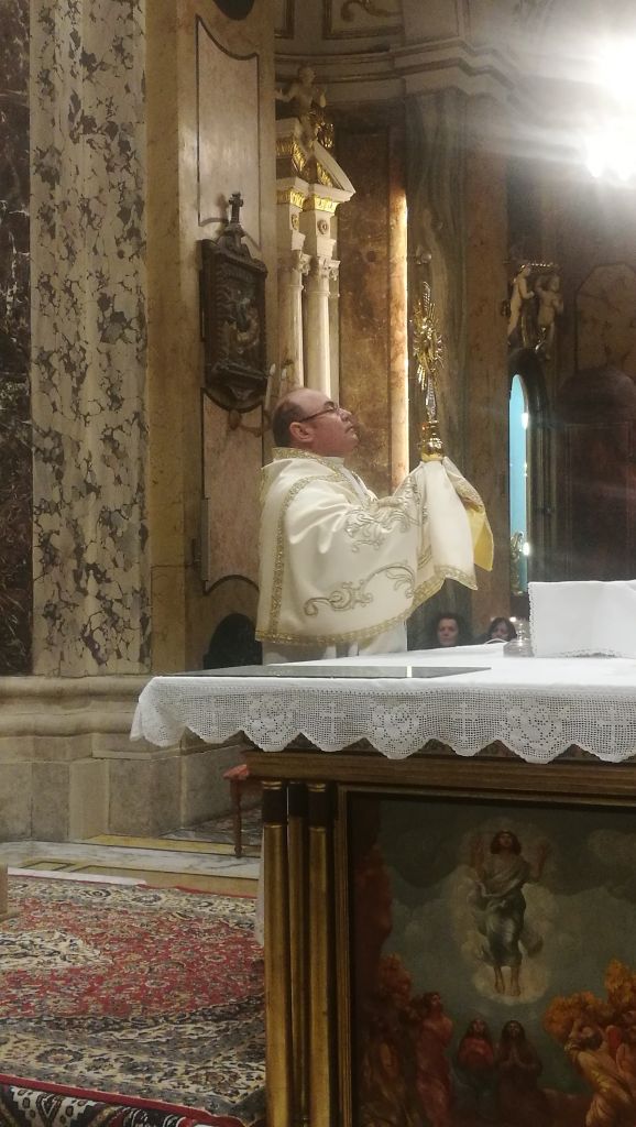 Padre Rubens al momento della benedizione eucaristica